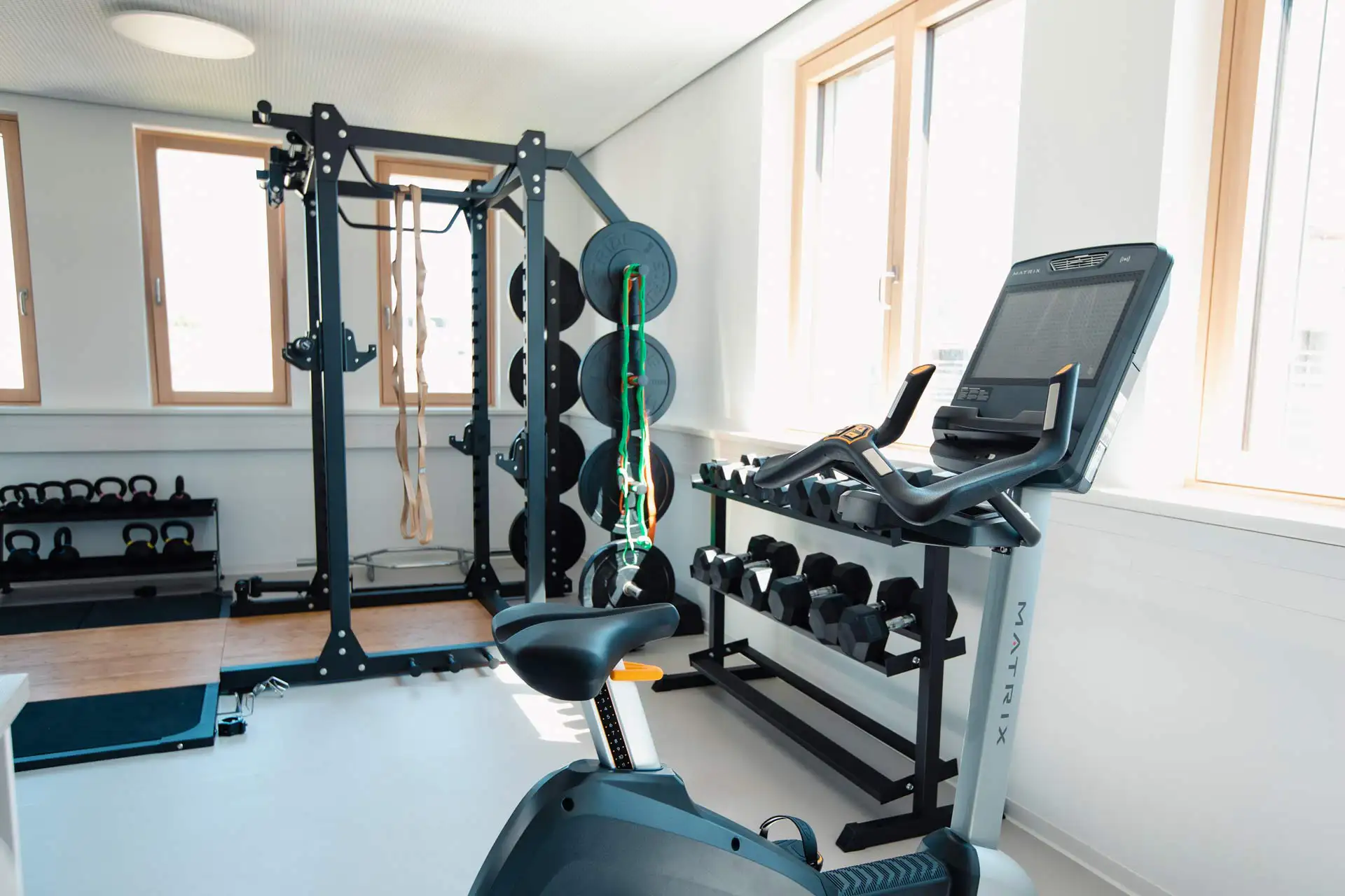 Ein modern ausgestatteter Fitnessraum mit Trainingsgeräten im Therapie Zentrum Augsburg.