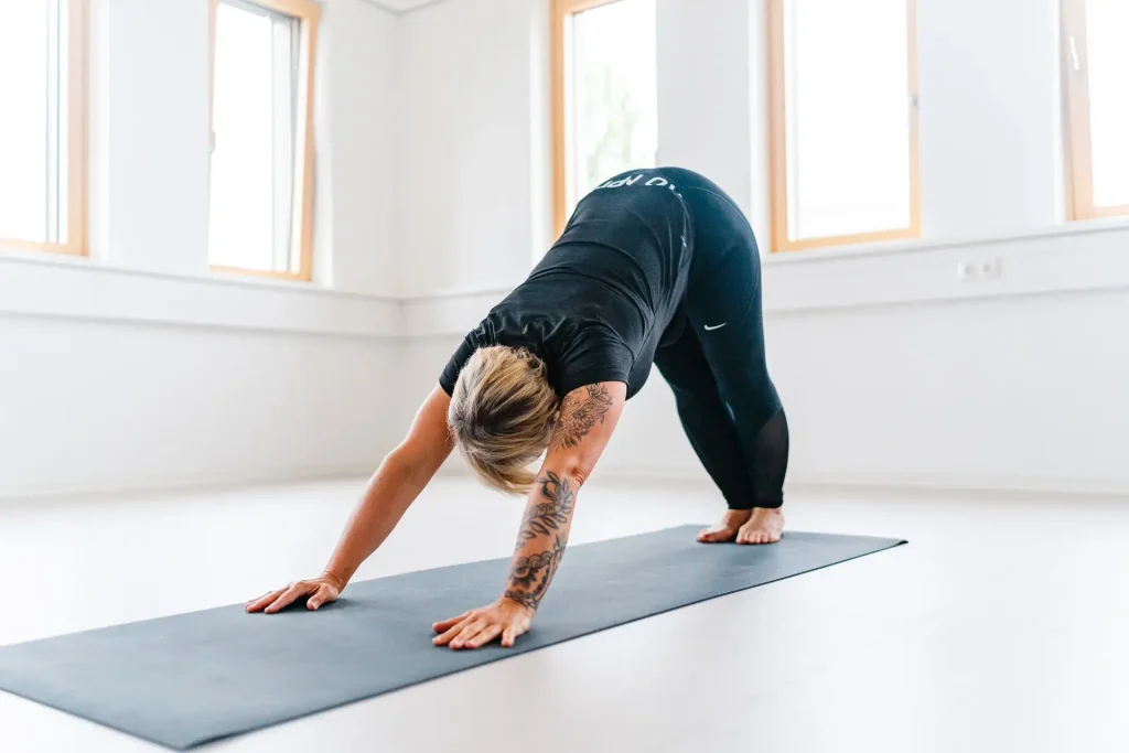 Yoga-Übung zur Prävention im Therapie Zentrum Augsburg, um Flexibilität und Stabilität zu fördern.