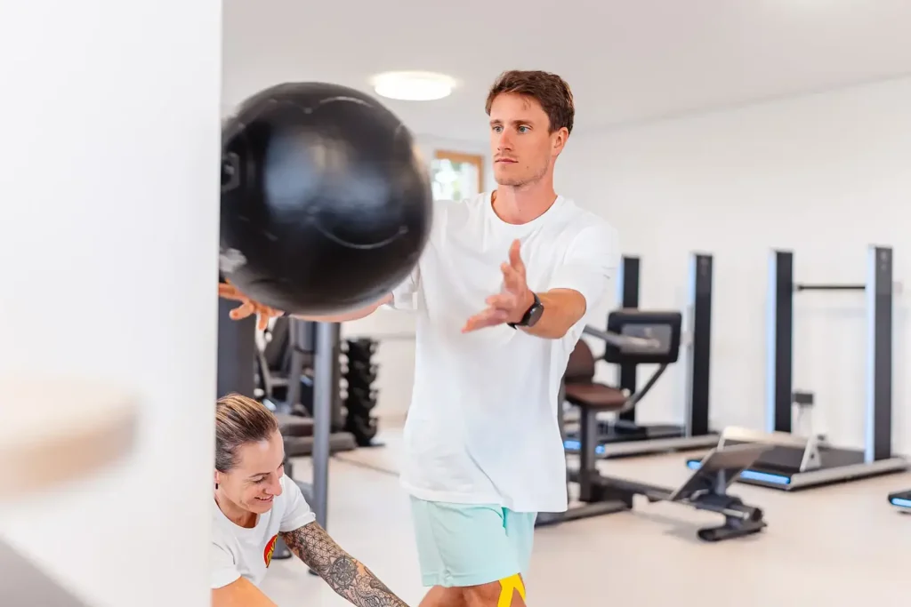 Effektives Präventionstraining in Augsburg mit Medizinball zur Stärkung der Muskulatur im Therapie Zentrum.